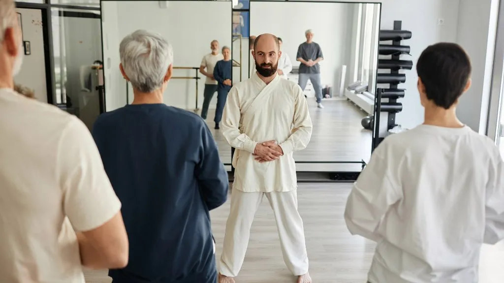 Trainer leitet Gruppe im Dojo und zeigt, wie sich eine Kampfschule verwalten lässt mit weniger Aufwand im Alltag.