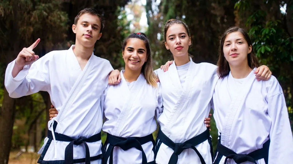 Gruppe junger Kampfsportler stärkt Mitgliederbindung Kampfsportschule durch Gemeinschaft im Dojo